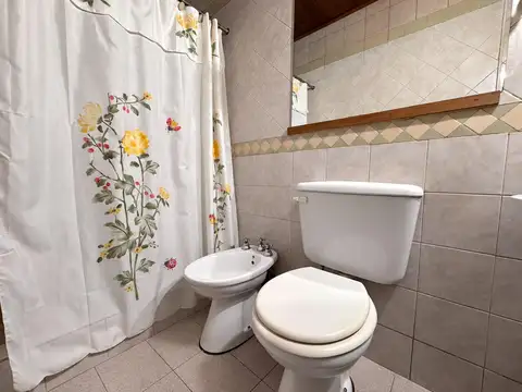 Casa 6 ambientes con 2 baños