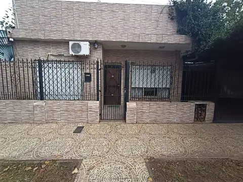 VENTA CASA 4 AMBIENTES CON COCHERA TEMPERLEY