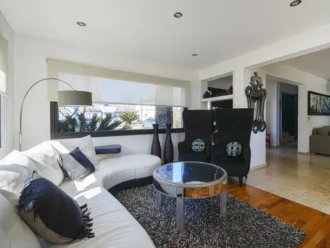 Casa en Alquiler con 7 cocheras