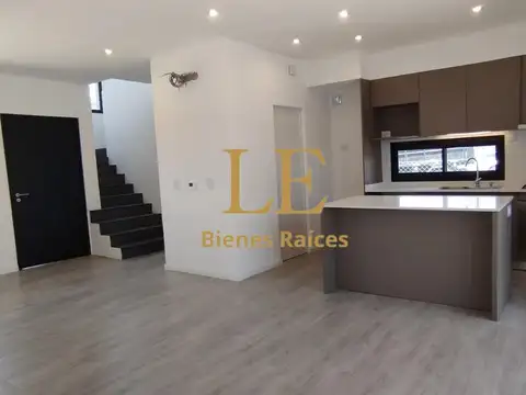 Casa 4 ambientes con 2 baños