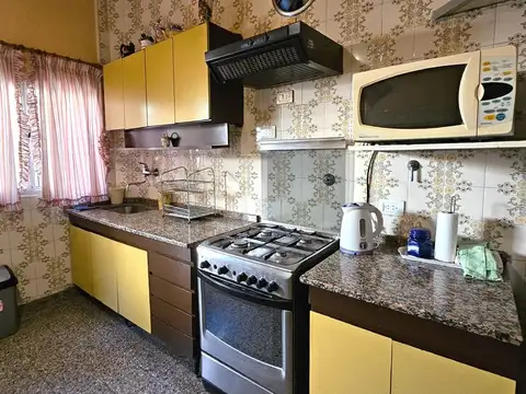 Casa en Villa Ballester 3 amb. con terraza parrilla cochera cubierta, galpon o playroom  oportunidad