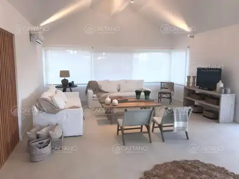 Casa 6 ambientes con 5 baños