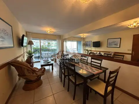 Vende apartamento frente al mar de 3 dormitorios en Península - Punta del Este