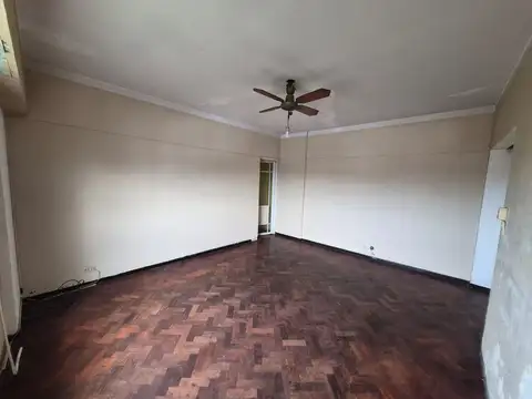 3 Ambientes con balcón y gran potencial!