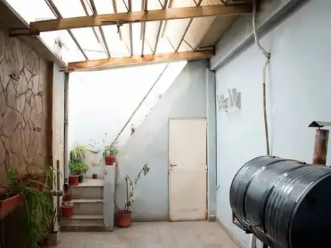 En VENTA casa de pasillo con patio. No ph.