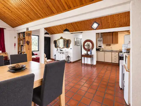 Casa 4 ambientes con 2 baños