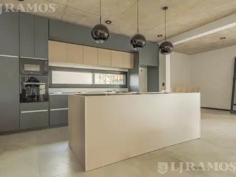 Casa en Venta con 6 cocheras
