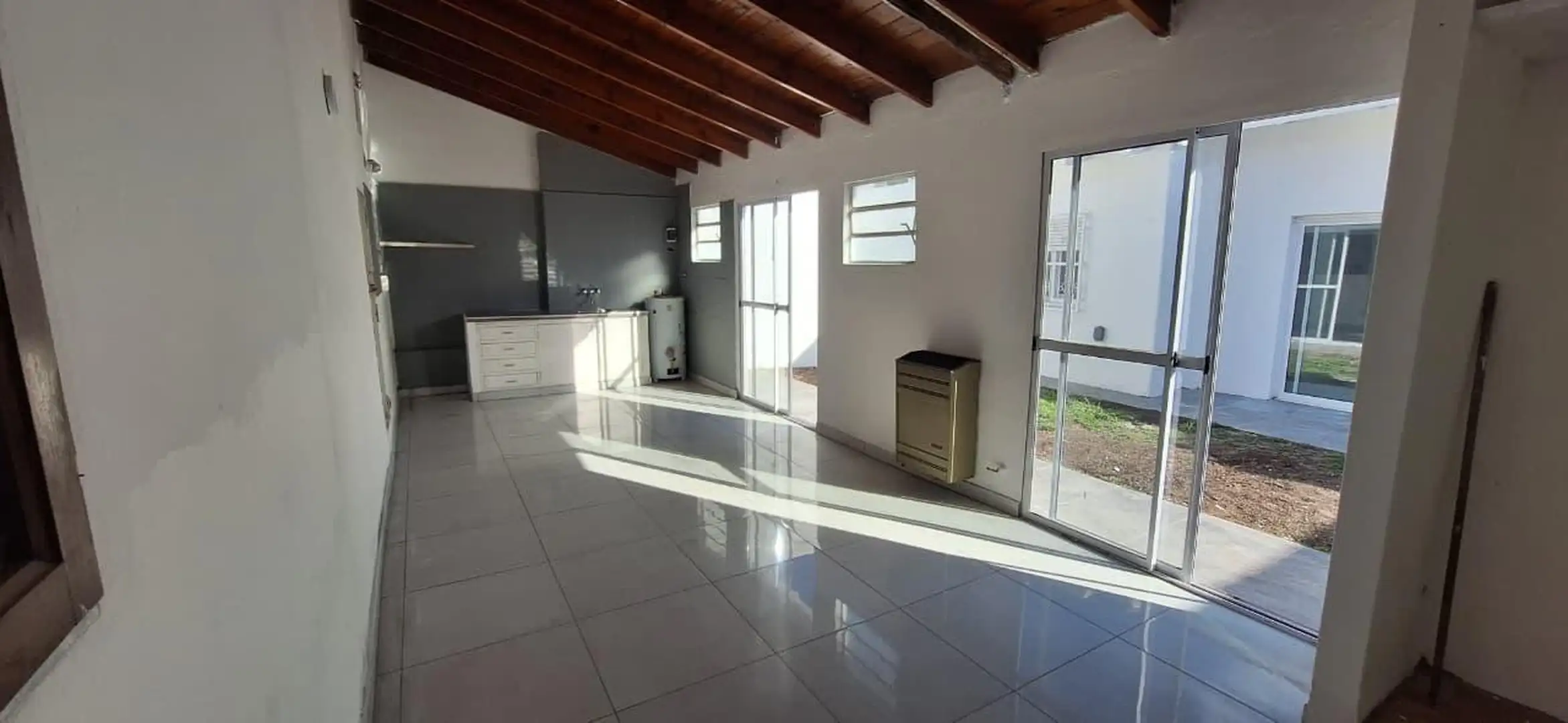 Casa 3 ambientes reciclada en parque luro