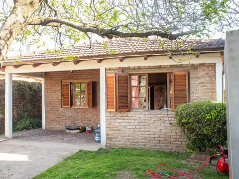Casa 4 ambientes con 2 baños