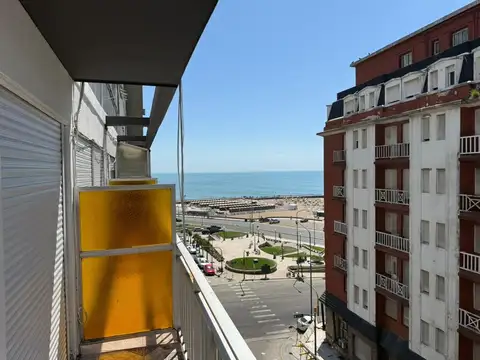 Hermoso depto. reciclado a nuevo, vista parcial al mar.