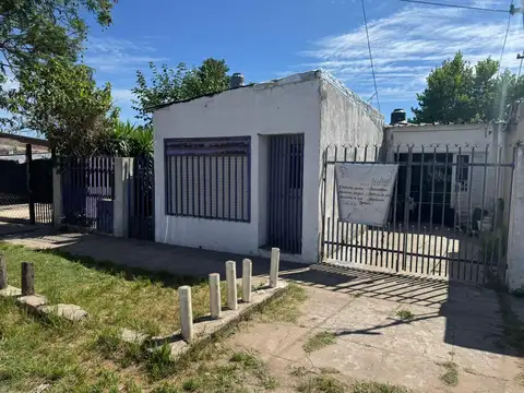 Casa con local en venta en José C. Paz