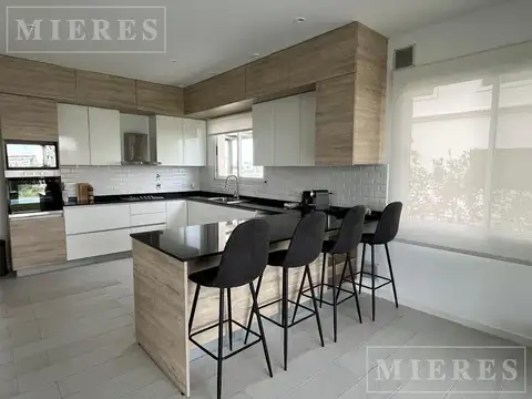Casa en Alquiler con 4 cocheras