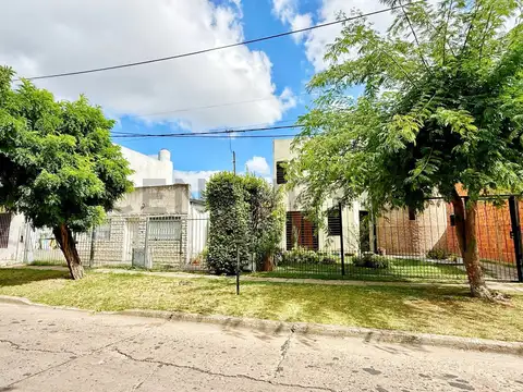CASA A LA VENTA DE 3 DORMITORIOS EN LOS HORNOS