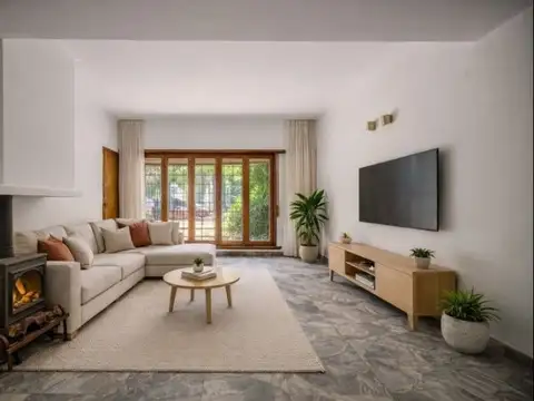 Casa de 3 ambientes con cochera y fondo con jardín - Lomas de Zamora