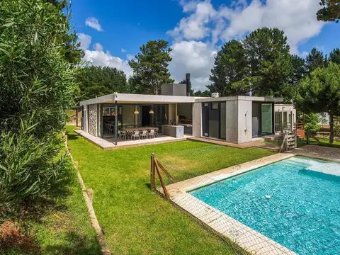 Casa en venta - 4 Dormitorios 4 Baños - Cochera - 1.050Mts2 - Pinamar