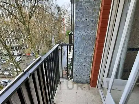 VENTA DEPTO 2 AMBIENTES CON BALCON A LA PLAZA COLON