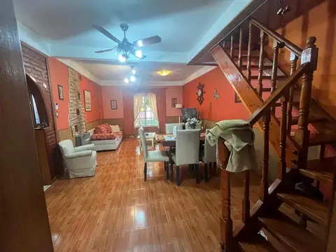 Casa 5 ambientes con 3 baños