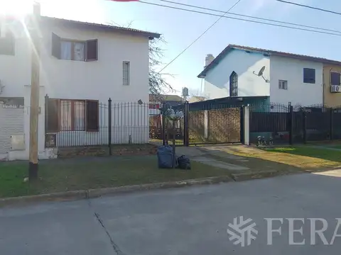 Venta de casa de 3 ambientes con cochera en Longchamps