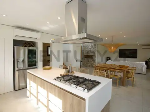 Casa 4 ambientes con 2 baños