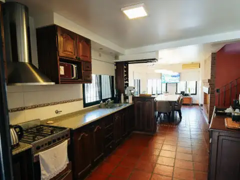 Casa 8 ambientes con 2 baños