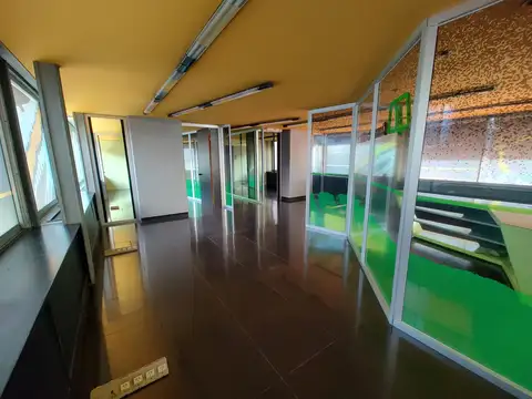 Oficina 8 ambientes con 2 baños