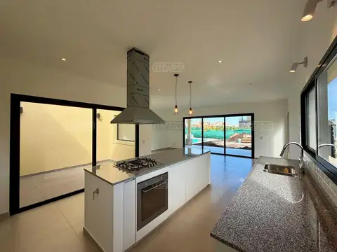 Casa 4 ambientes con 3 baños