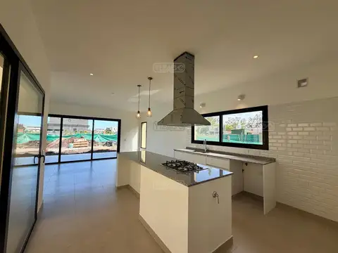 Casa 4 ambientes con 3 baños