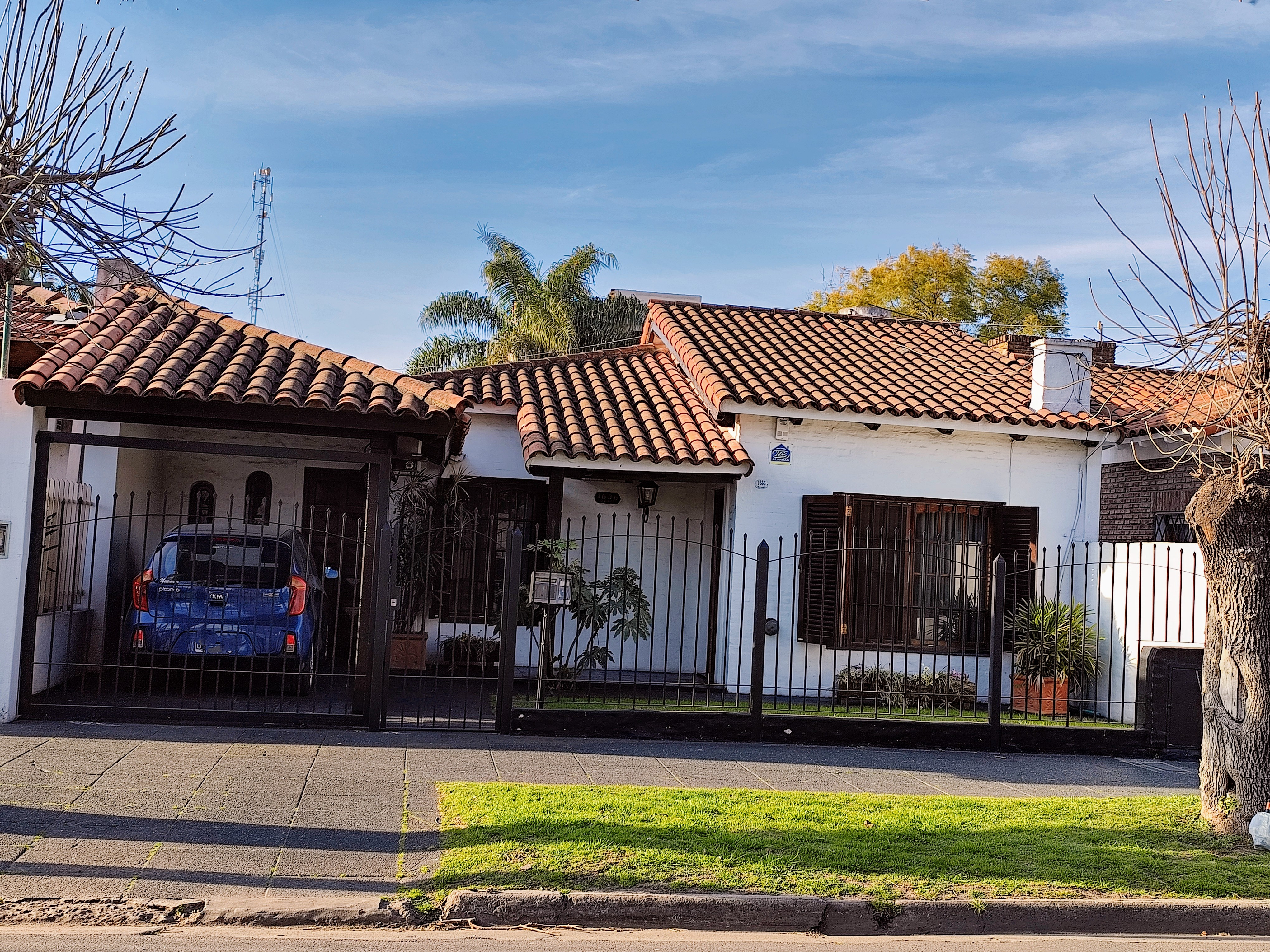 "LINDO CHALET EN BUENA ZONA RESIDENCIAL"
