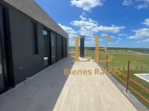 Casa 5 ambientes con 5 baños