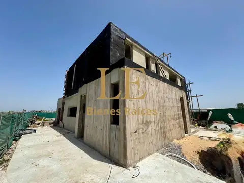 Casa en Venta con 4 cocheras