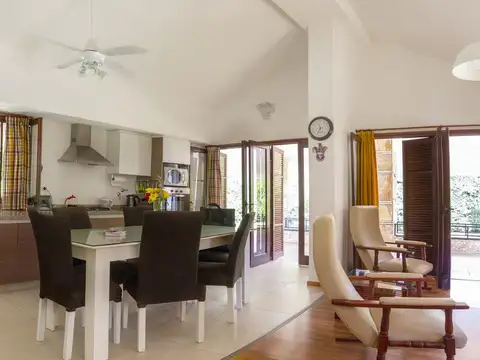 Casa 7 ambientes con 2 baños