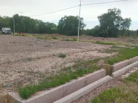 Lote esquina en Venta de 297 m2 en Russell Maipu