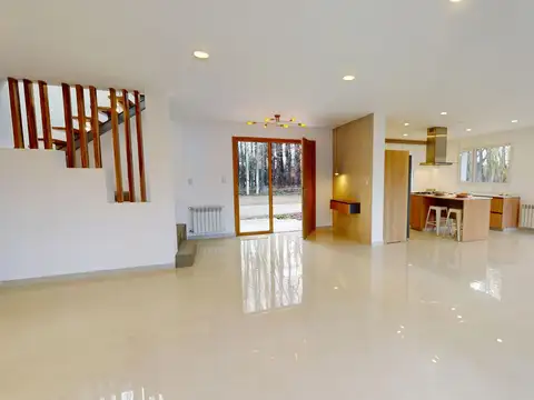 Casa 9 ambientes con 3 baños