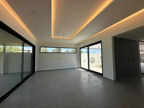 Venta - Casa en Estancia La Rinconada de tres dormitorios, galería, pileta y cochera. Ibarlucea.