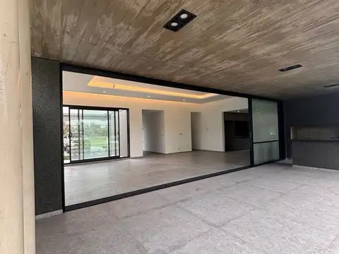 Venta - Casa en Estancia La Rinconada de tres dormitorios, galería, pileta y cochera. Ibarlucea.