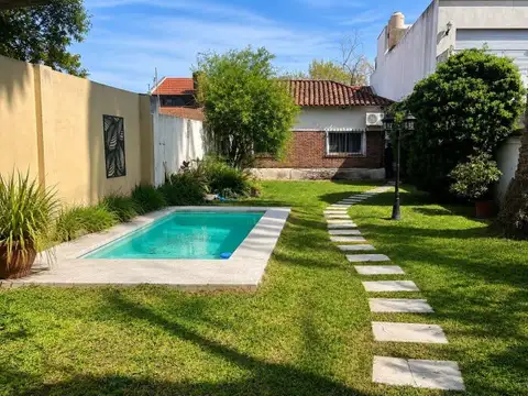 VENTA DE CASA 5 AMBIENTES C/COCHERA, PARQUE, PISCINA Y QUINCHO EN BANFIELD OESTE, LOMAS DE ZAMO...