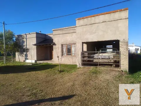 Casa en venta - 2 Dormitorios 1 Baño - Carmen de Areco