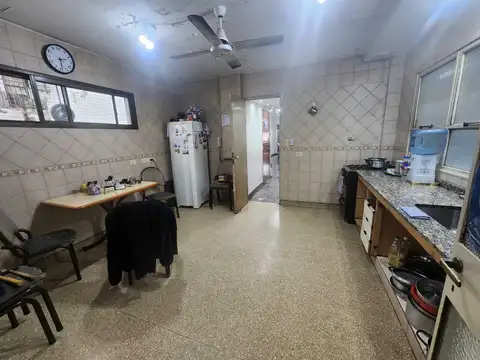 FLORES: Venta Departamento 4 ambientes   dependencia en excelente zona. (130 m2)