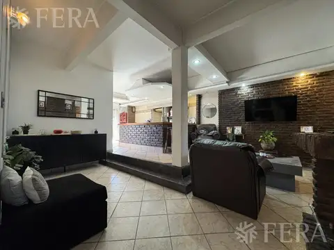 Casa en Venta con 2 cocheras