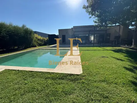 VENTA CASA CON PILETA