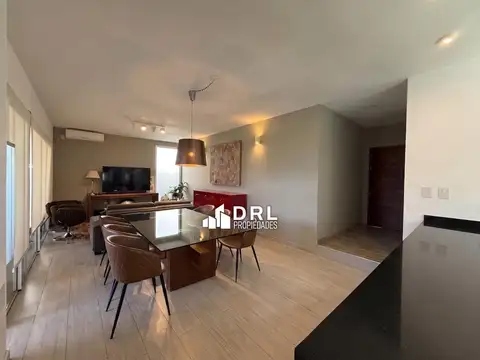Casa en Alquiler con 2 cocheras