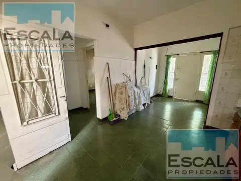 CASA DE 2 DORMITORIOS CON PATIO EN ALQUILER - BARRIO INDUSTRIAL