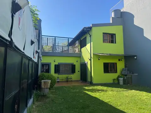 CASA EN LOTE PROPIO DE 8,66 X 32,50 CON FONDO LIBRE. Y MUY LUMINOSA.