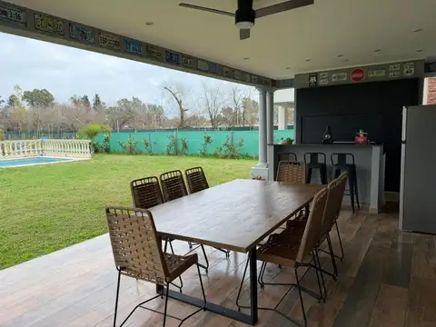 Casa en Alquiler con 1 cochera