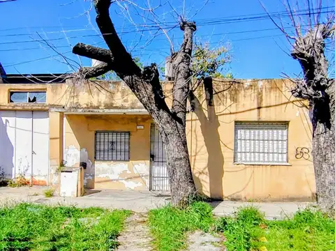 Lote con casa en venta. Isidro Casanova a reciclar