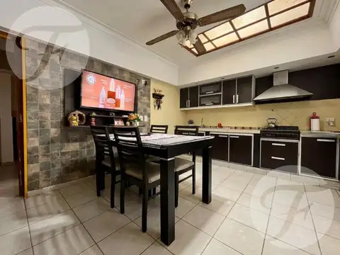 Casa 4 ambientes con 2 baños