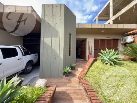 Casa en Venta en Isidro Casanova, USD 140.000