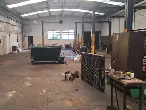 Galpon en Venta 43  mts Fondo