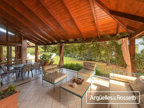 Casa en Alquiler con 3 cocheras