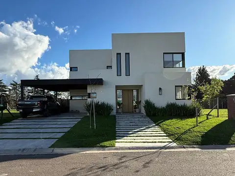 Venta de casa de categoria en dos plantas de 330m2 con pileta - Pilar del Este